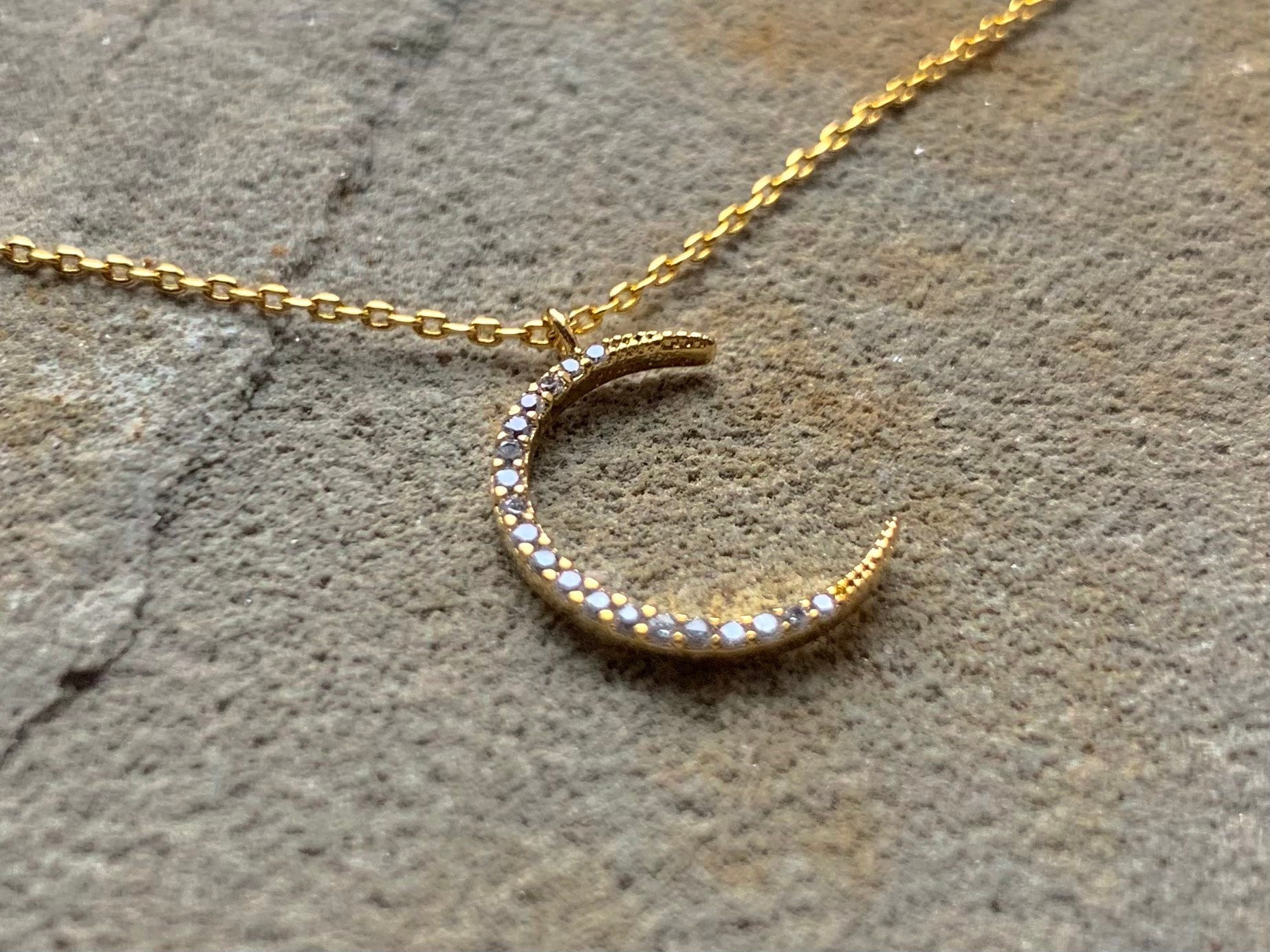 Halbmond Halskette, Abnehmender Halbmond, Zarte Mond Zierliche Zircornia Halskette von PinkChemistry