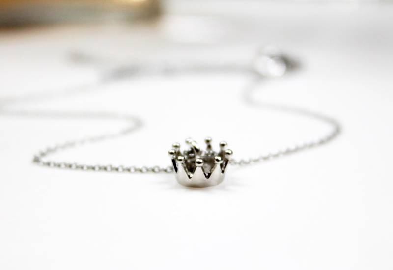 Kronen Halskette in Gold, Zta Halskette, Prinzessinnen Krone Königin Zierliche Einfache Minimal von PinkChemistry