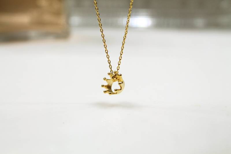 Kronenkette in Gold, Zta, Prinzessinnenkrone, Königin, Zierlich Schlicht Minimalistisch von PinkChemistry