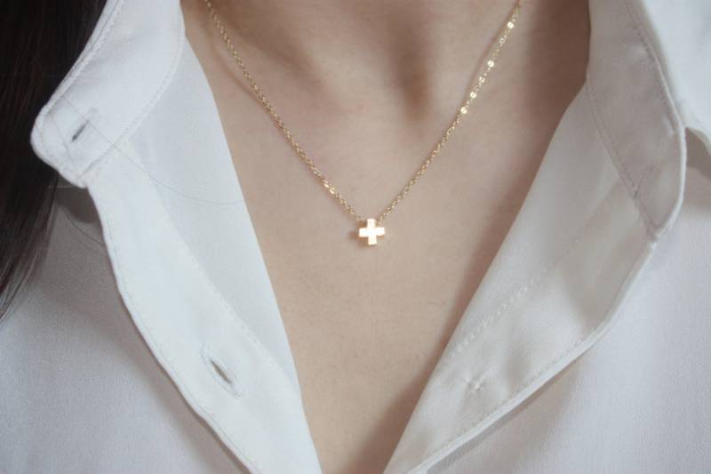 Winziges Kreuz Halskette, 14K Gold Filled Kette/sterling Silber Kette, Pluszeichen, Weihnachtsgeschenk Winziges Kreuz Halskette, 14K Gold Filled Kette/sterling Silber Kette, Pluszeichen, Weihnachtsgeschenk von PinkChemistry