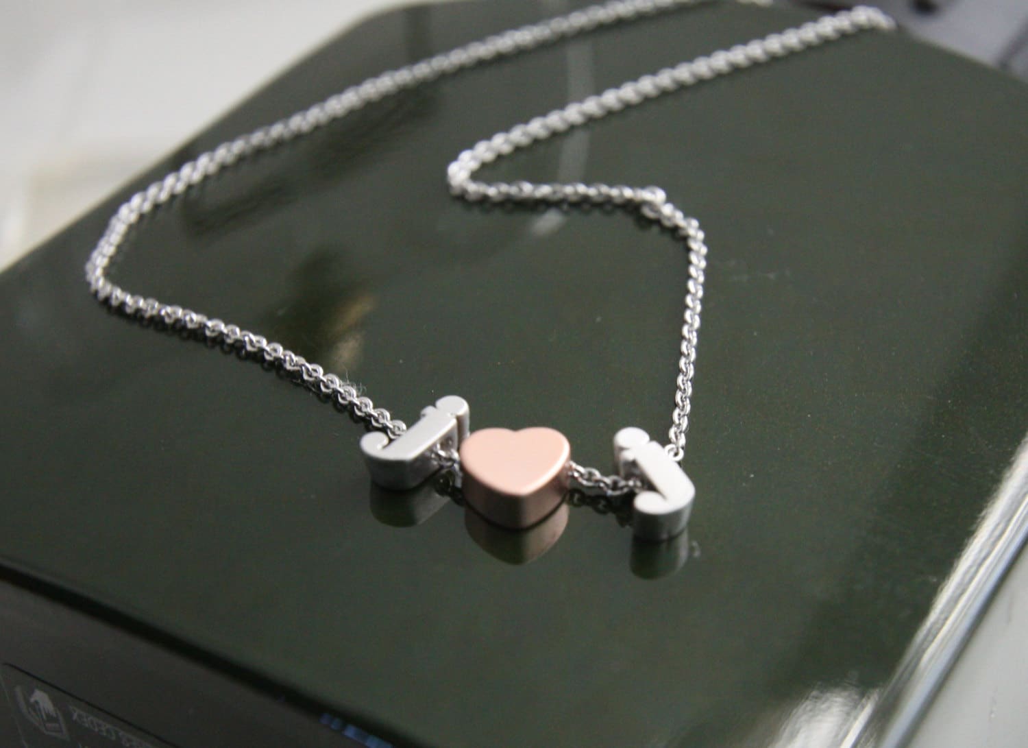 Paar Die Initialen Gesellt Sich Eine Herzhalskette, Gold Gefüllt/sterling Silber/Rose Gefüllt Kette, Kleinbuchstaben/Großbuchstaben, Zwei-Ton von PinkChemistry