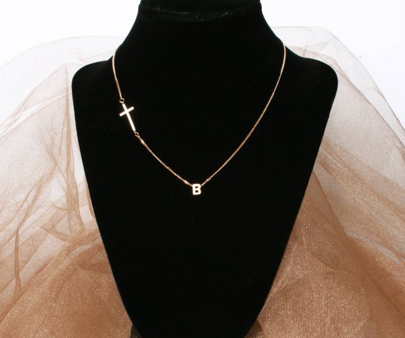 Seitwärts Mit Einer Anfänglichen Halskette Kreuz, Aus Der Mitte Kreuz Halskette, Gold Initial Seitwärts Bridesmaid Gift von PinkChemistry