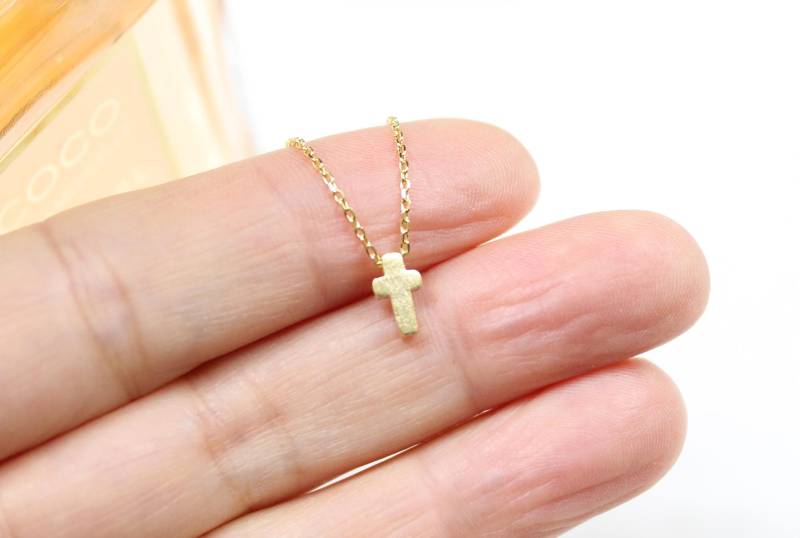 Winzige Kreuz Halskette in Gold Und Silber, Minimalistisch, Hochzeit, Brautjungfer Geschenk von PinkChemistry