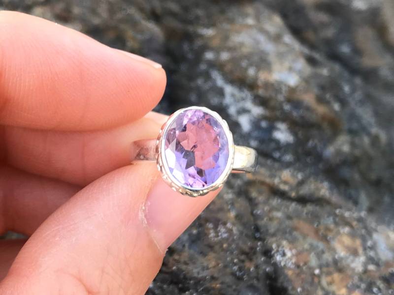 Amethyst Solitär Stapelring Facettierter Edelstein Lila Stein Oval Schmuck Februar Muttertagsgeschenk von PinkCityJewelers