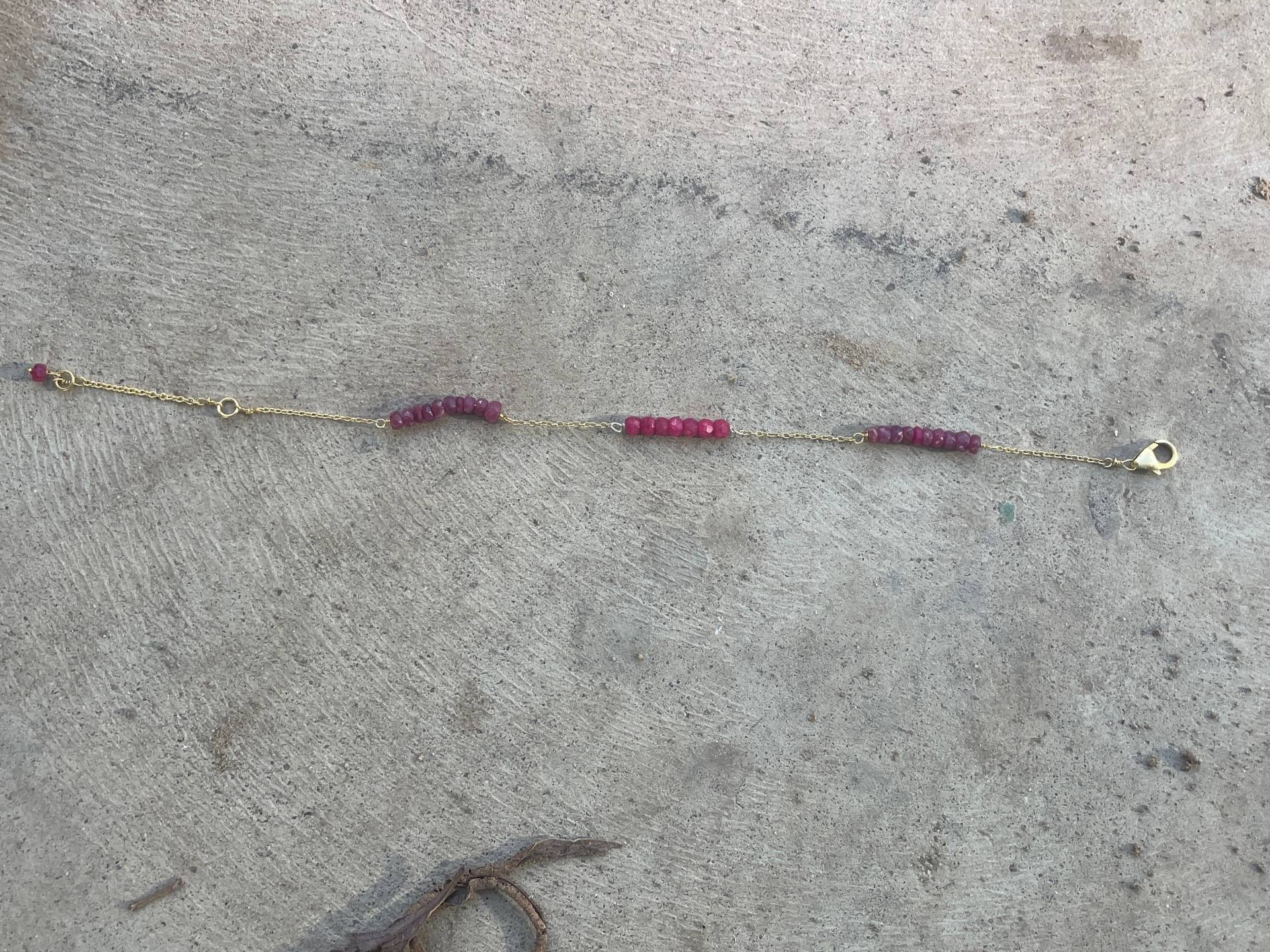 Granat Armband, Perlenarmband, Winziges Gold Januar Geburtsstein, Zierliches Kettenarmband, Brautjungfer von PinkCityJewelers