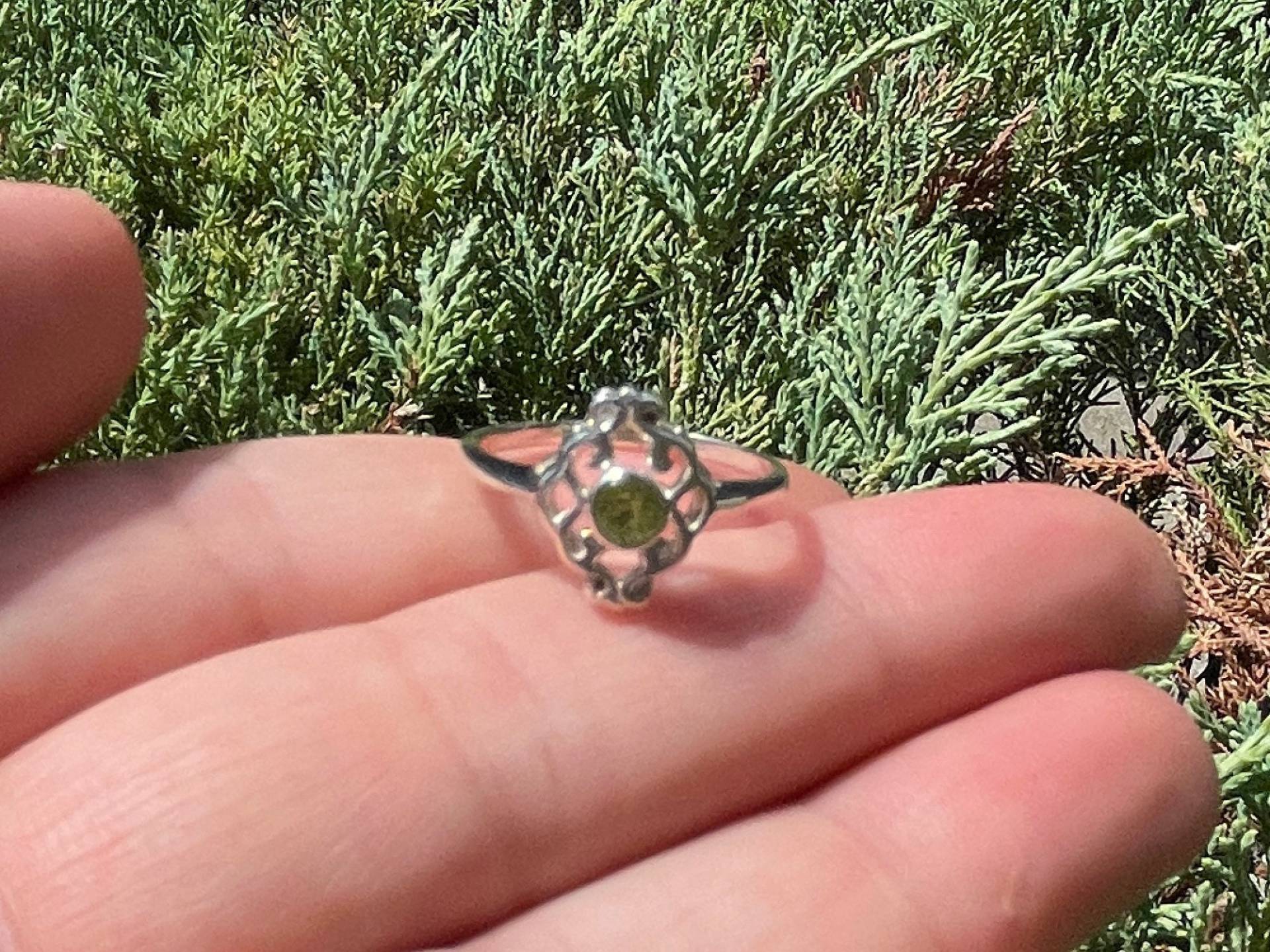 Peridot Filigran Silber 925 Granat Solitär Ring Roher Stein Edelstein Geburtsstein Statement Handgemacht Rot Grün von PinkCityJewelers