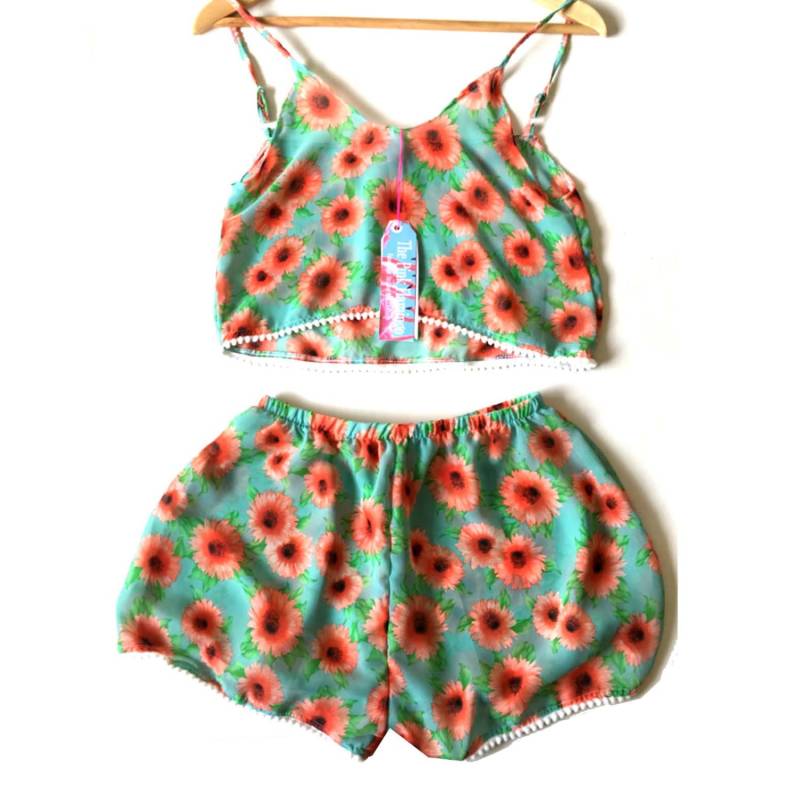 Blau Und Orange Blumendruck Pom Cami Shorts Set von PinkFlamingoShorts
