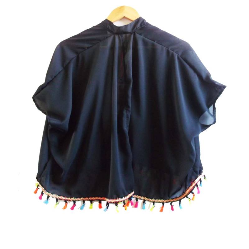 Schwarzer Chiffon Kimono Mit Mehrfarbigen Quastenbesatz von PinkFlamingoShorts