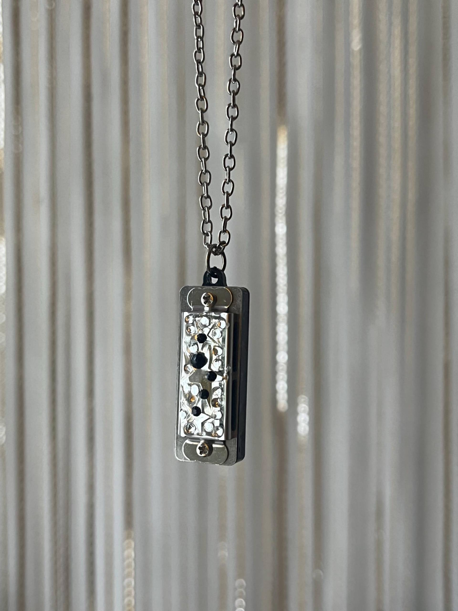 Mini Mundharmonika Halskette Schwarze Sterne Silber Mit Strasssteinen Selbstgemachte Süsse Idee Mini Mundharmonika Halskette Schwarze Sterne Silber Mit Strasssteinen Selbstgemachte Süsse Idee von PinkFutureStore