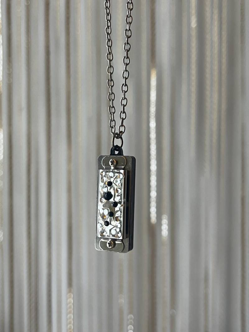 Mini Mundharmonika Halskette Schwarze Sterne Silber Mit Strasssteinen Selbstgemachte Süsse Idee Mini Mundharmonika Halskette Schwarze Sterne Silber Mit Strasssteinen Selbstgemachte Süsse Idee von PinkFutureStore