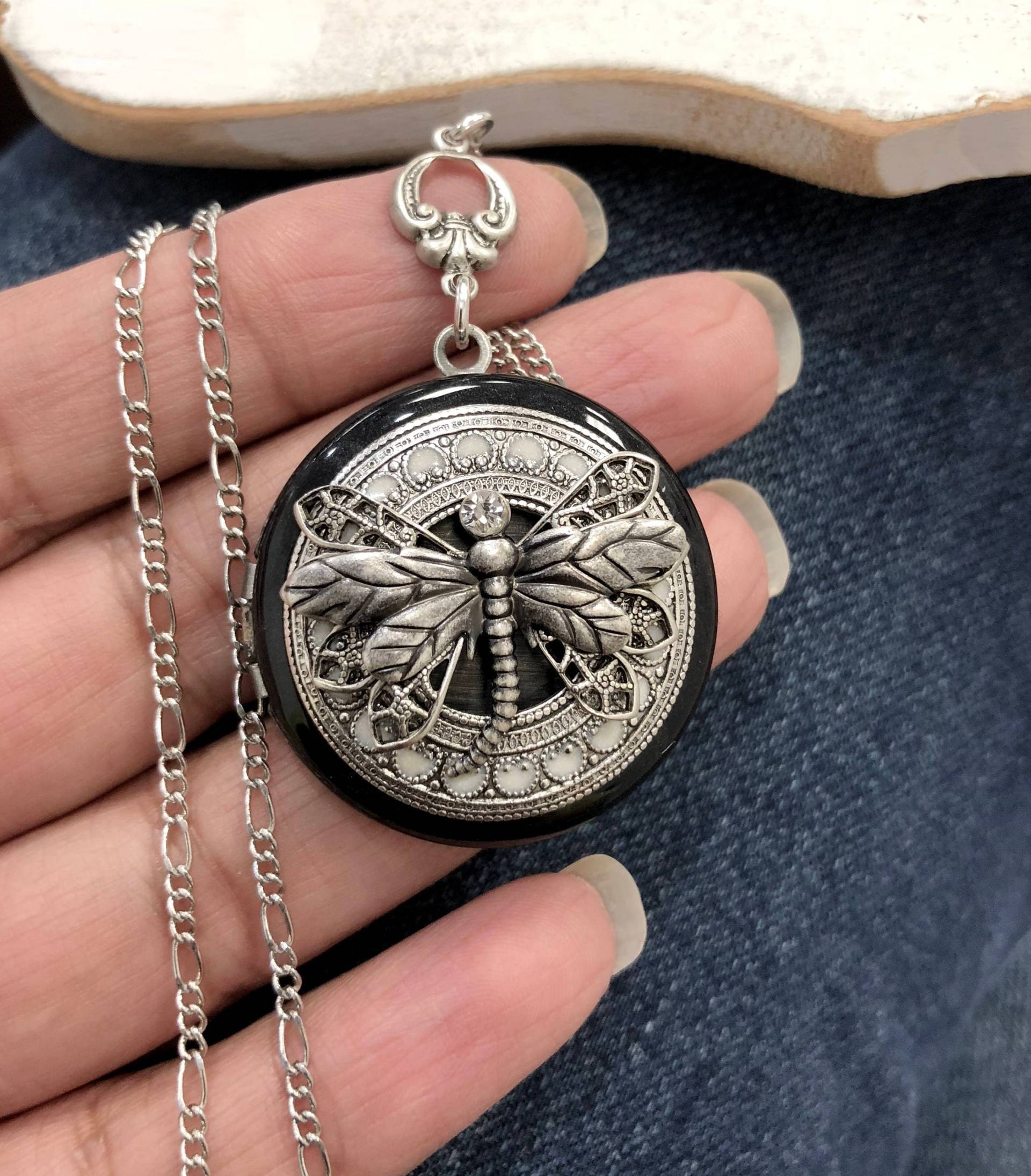 Vintage Libelle Locket Halskette Antique Style Foto Anhänger Gothic Schwarz Weiß Insekt Schmuck von PinkLaLou