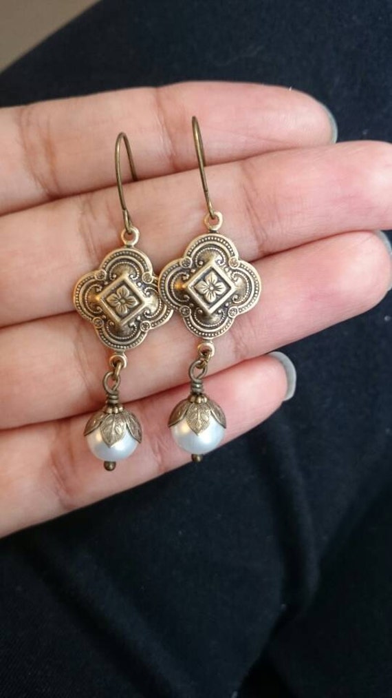 Vintage Stil Baumeln Ohrringe - Antikes Messing Angebracht Mit Kristallperle von PinkLaLou