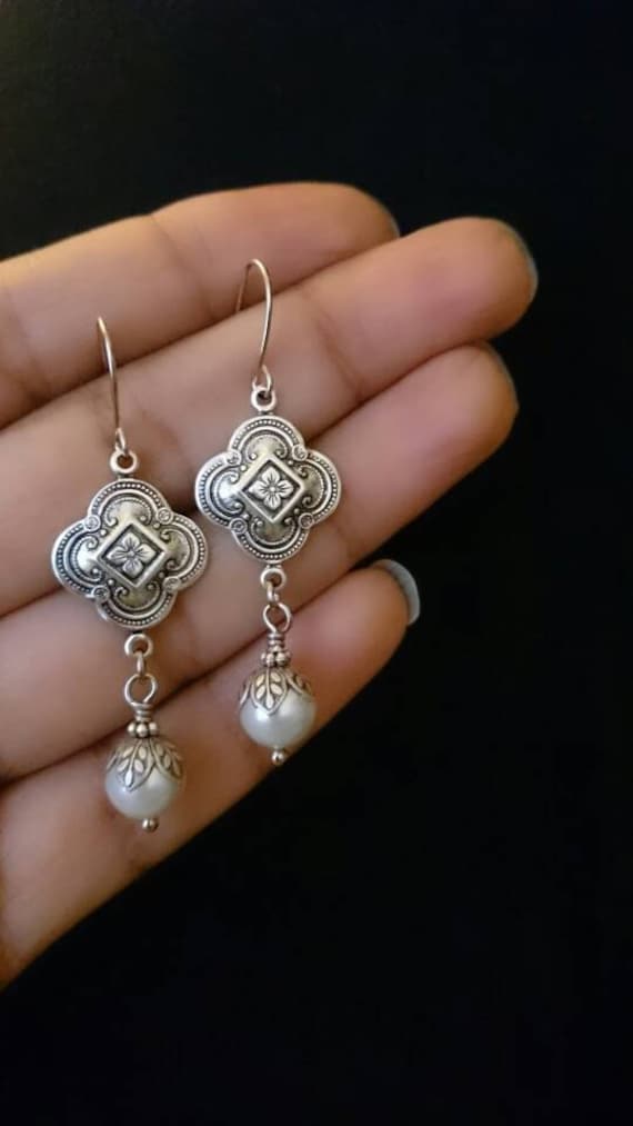 Vintage Stil Ohrringe - Antik Silberne Ochse Über Messing Mit Kristallperle von PinkLaLou