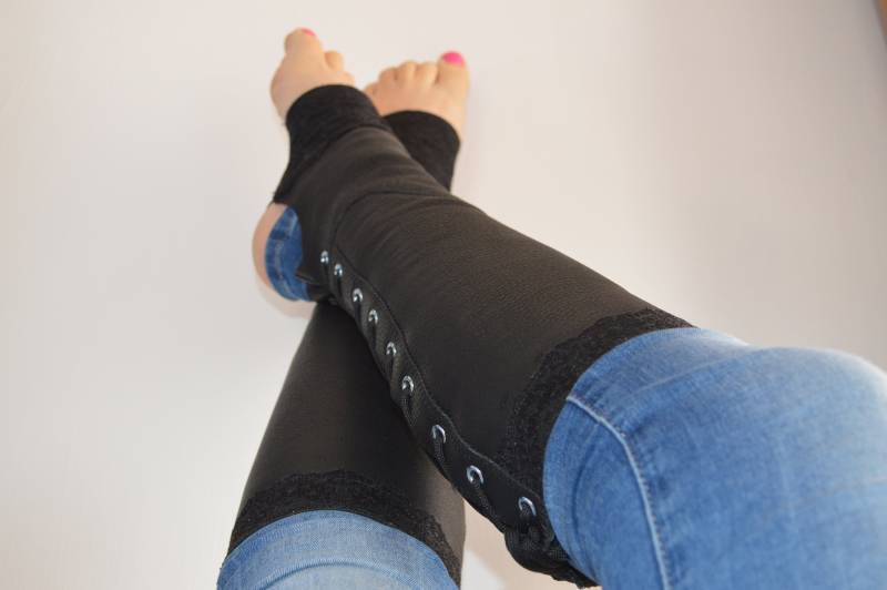 Lace Trim Schwarz Leder Trapez Boot | Gamasche Medium 10" Lace Trim Schwarz Leder Trapez Boot | Gamasche Medium 10" von PinkLotusSammy