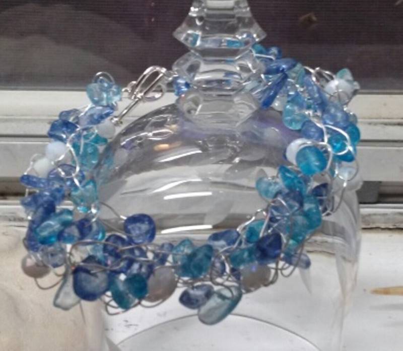 Erste Schnee Armband Mit Silberdraht Und Blau Weiß Glasperlen, Gehäkelte Herzverschluss, Verstellbar von PinkMoonBay