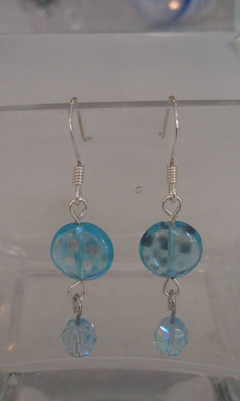 Leichte Blauem Glas-Disk Und Baumeln Ohrringe, Handgefertigte Ohrhänger Feder Sommer-Winter-Ohrringe, Ohrringe von PinkMoonBay