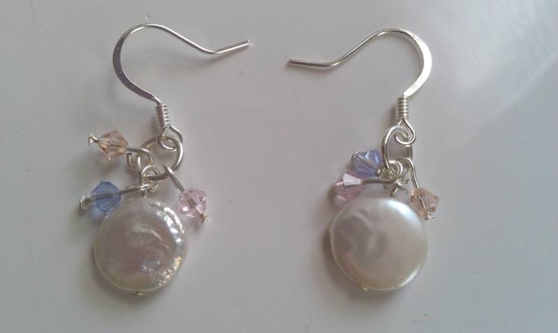 Süßwasser Perle Münze Und Swarovski Kristall Ohrringe, Feder Hochzeit Ohrringe von PinkMoonBay