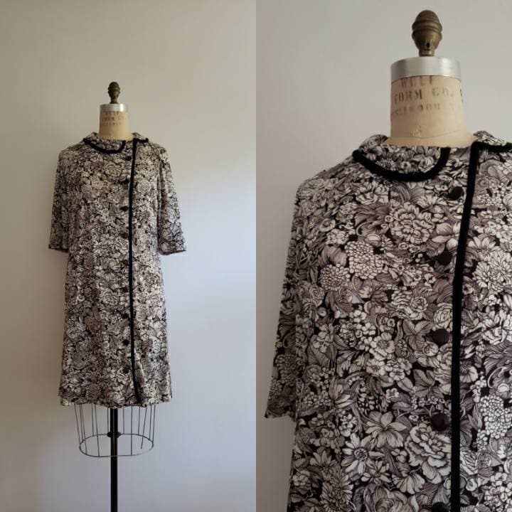 Vintage 1960Er Schwarz Weiß Flower Power Knopf Up Nachthemd, 60Er Floral Retro Mod Schlafanzug Pyjama Größe Medium M von PinkParadeVintage