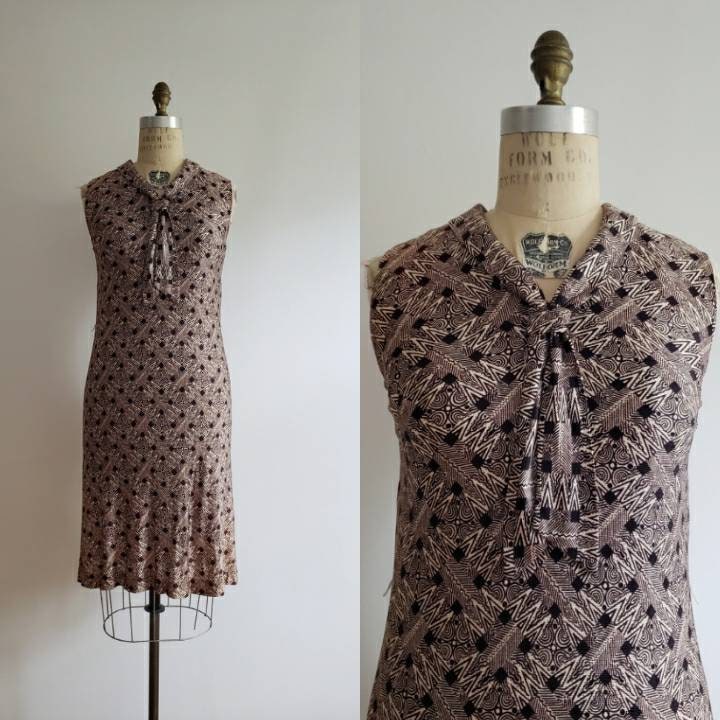 Vintage 60Er, 1960Er Schokobraun Und Creme Kariert Neuheit Print Ärmelloses Wiggle Kleid Mit Kragen, Mid Century Größe Medium M von PinkParadeVintage