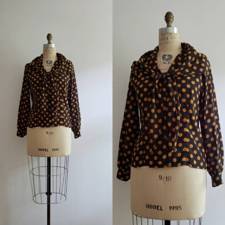 Vintage 80Er Jahre, 1980Er Jahre Schwarz Und Gold Polka Dot Knopf Bis Bluse Mit Übergroßen Kragen Schleife, Mod Gedruckt Langärmelige Top-Größe S/M von PinkParadeVintage