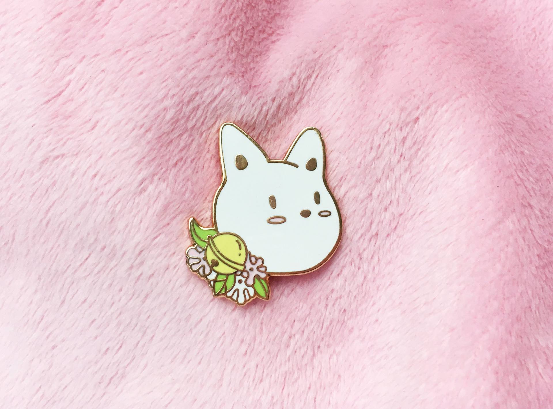 Weiße Blumenkatzen-Anstecknadel Weiße Blumenkatzen-Anstecknadel von PinkPeachPins