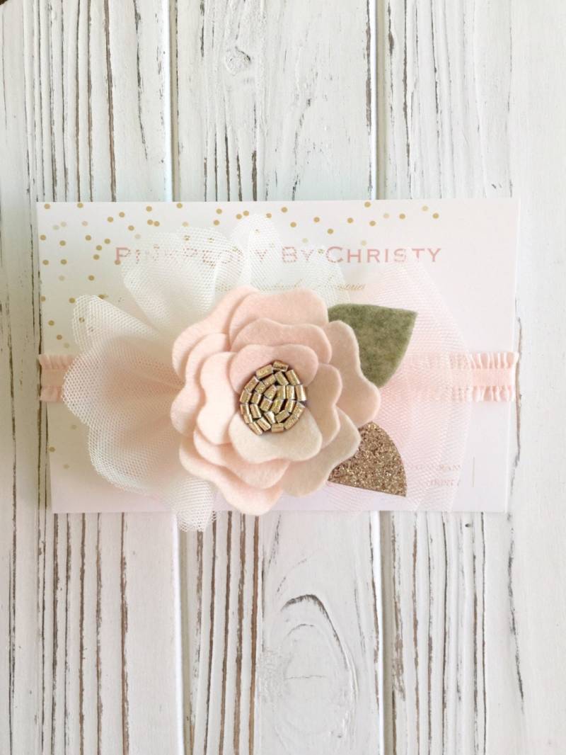 Pfirsich Filzblumen Haarband Goldfarbene Akzente, Baby Girl Kopfschmuck von PinkPeonyByChristy