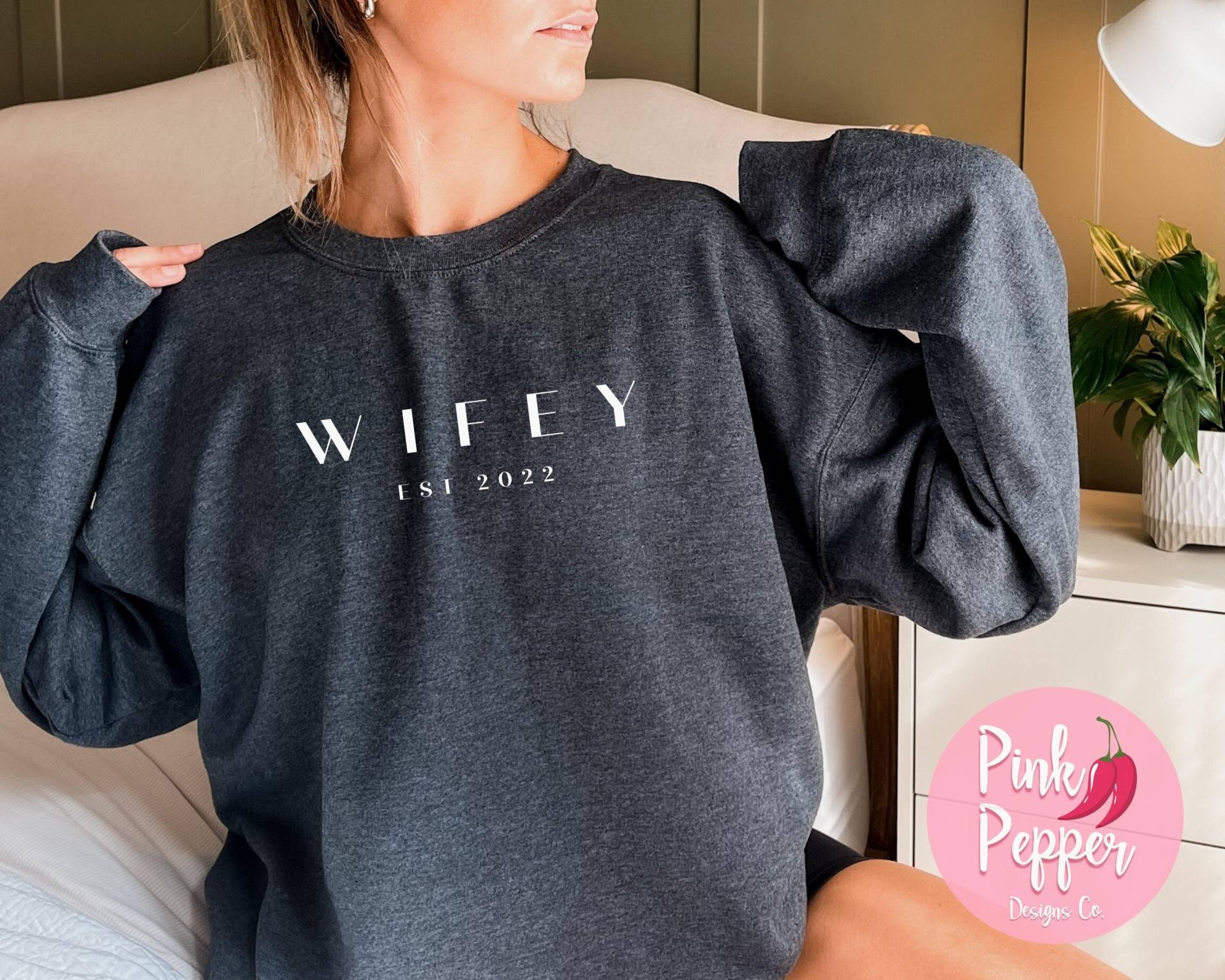 Frauen Sweatshirt Custom Wifey Personalisiert Frau Personalisiertes Hochzeitsgeschenk Brautparty Geschenk Paare Flitterwochen von PinkPepperDesignsCo