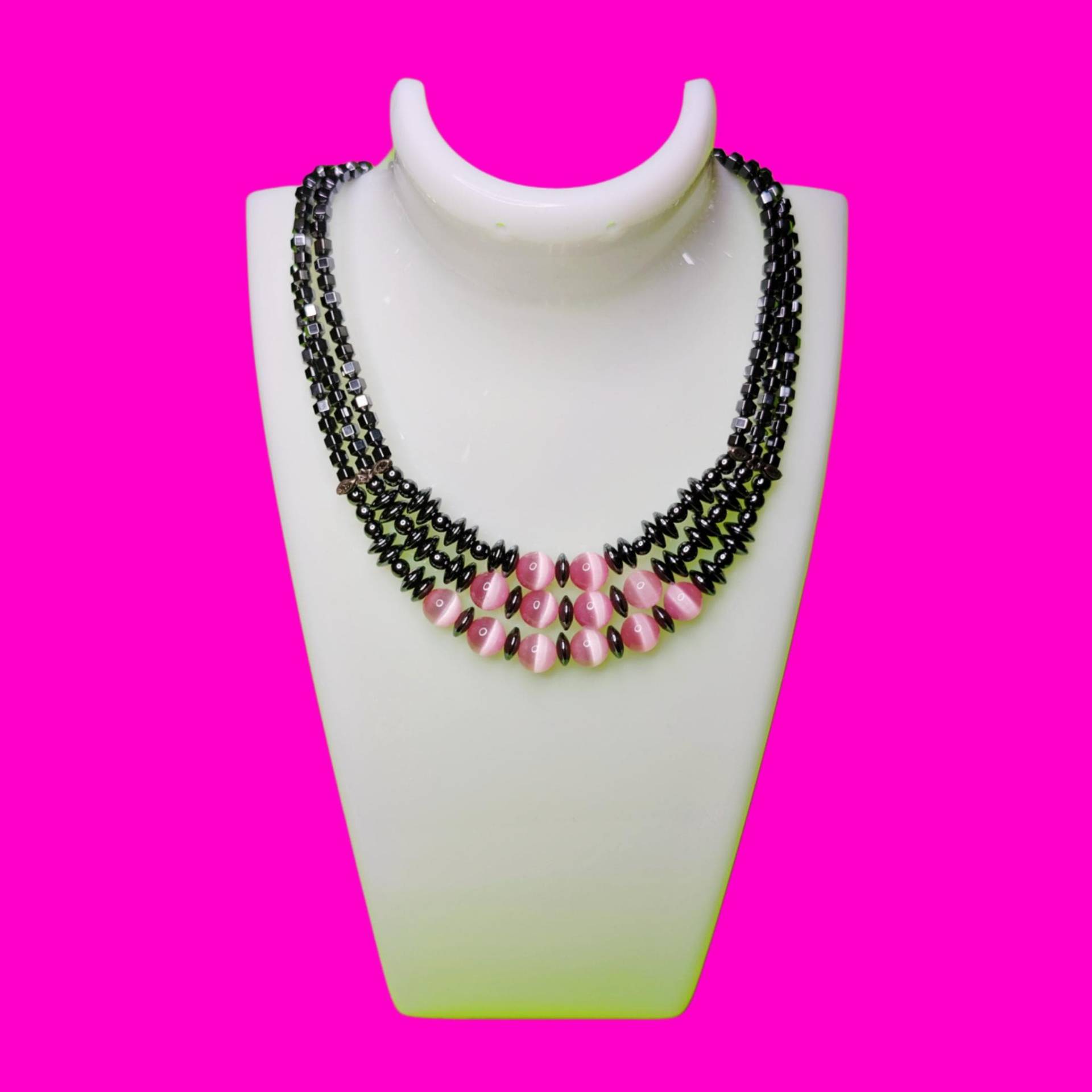 C.1980S Pink Schimmer Glas Und Hämatit Super Shiny Filigrane Verschluss Drei Strang Halskette von PinkSkullCA