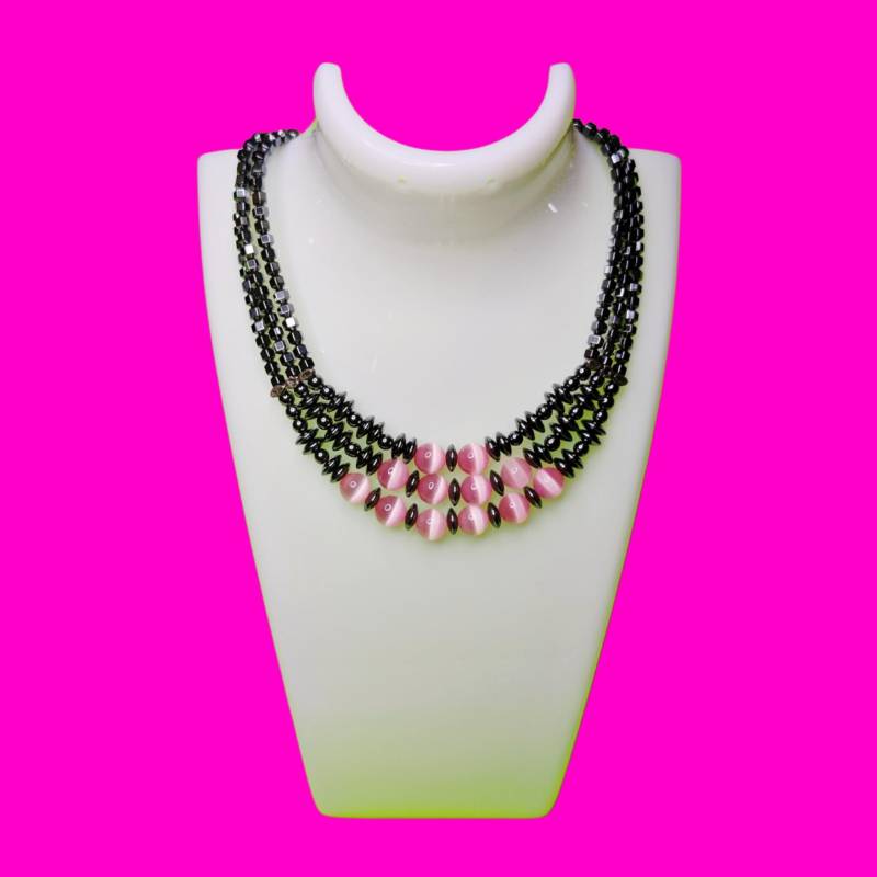 C.1980S Pink Schimmer Glas Und Hämatit Super Shiny Filigrane Verschluss Drei Strang Halskette von PinkSkullCA