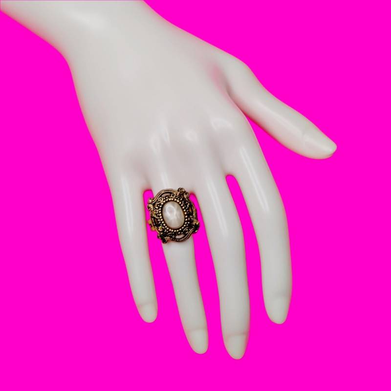 Goldene Faux Pearly Opal Filigrane Retro Kitsch Rokoko Rechte Hand Statement Vintage Charm Verstellbare Ring von PinkSkullCA
