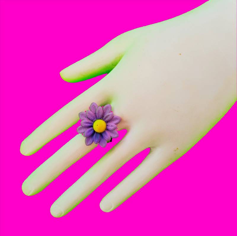 Mai Blumen - Lila Und Gelb Gänseblümchen Garten Freude Sommer Blüten Hippie Boho Chic Verstellbarer Ring von PinkSkullCA