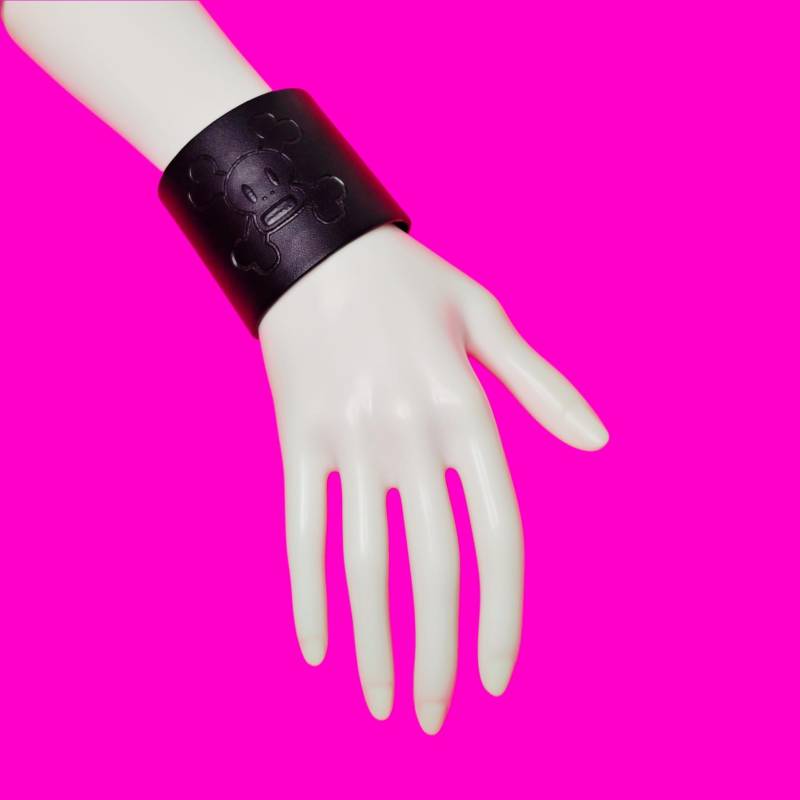 Paul Frank Industries Vintage 2000 Skurvy Der Pirat Charakter Planned Pines Kitsch Schwarz Geprägtes Vinyl Cuff Snap Armband New Old Stock von PinkSkullCA