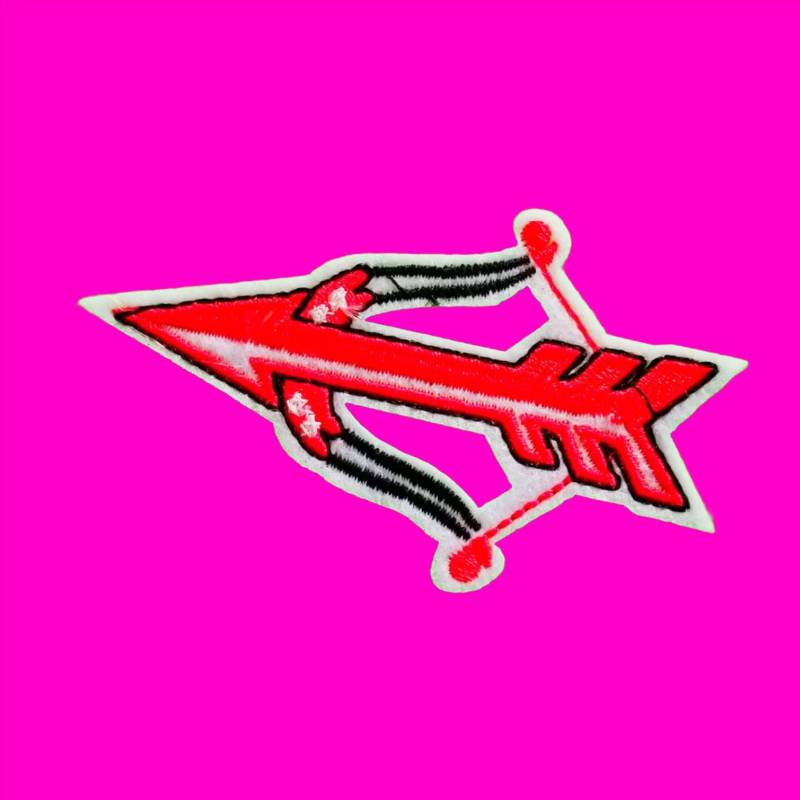 Roter Pfeil Mit Schleife Und Amor Zeigt Hierher. Holen Sie Es Sich So. Vollständig Bestickter Aufnäher Zum Aufbügeln Oder Aufnähen - Weitere Stile von PinkSkullCA