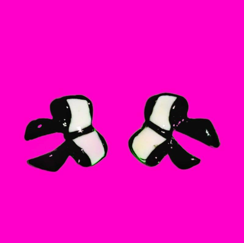 Sale - Zierliche Schleife Emaille Zwei Tone Kawaii Niedlichkeit Wählen Sie Ihre Farbe Rot Gelb Weiß Schwarz Blau Lila Ohrstecker Weitere Farben von PinkSkullCA