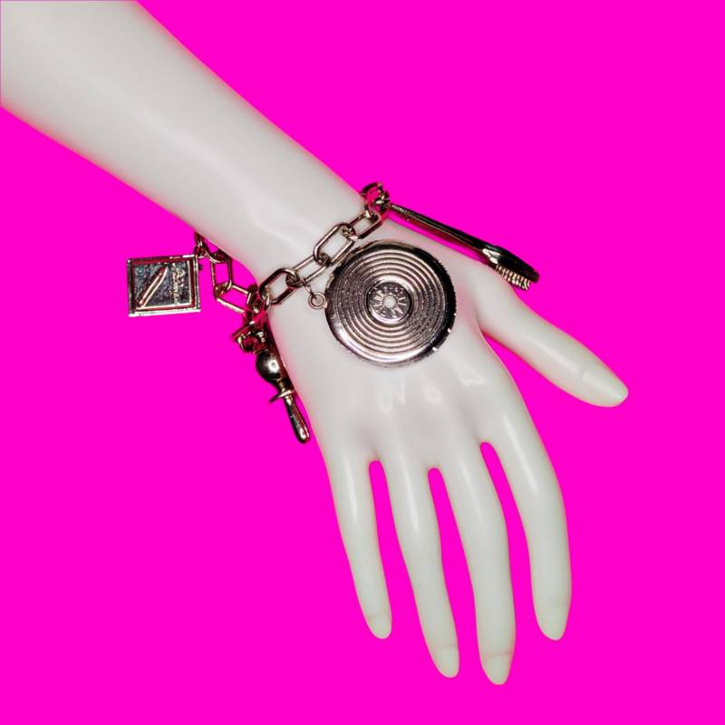 Vintage 1980S Silber Kunststoff Bettelarmband Originale Schallplatte Zahnbürste Schnuller Zahnpasta Tennisschläger Kette Retro Kitsch Eighties Baby von PinkSkullCA