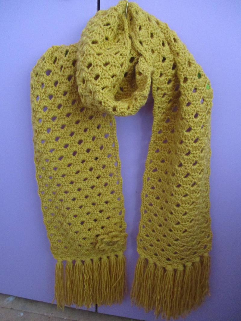 Senf Farbigen Spitzen Schal Mit Brosche - Hand Häkeln Senf Farbigen Spitzen Schal Mit Brosche - Hand Häkeln von PinkTreeCrafts