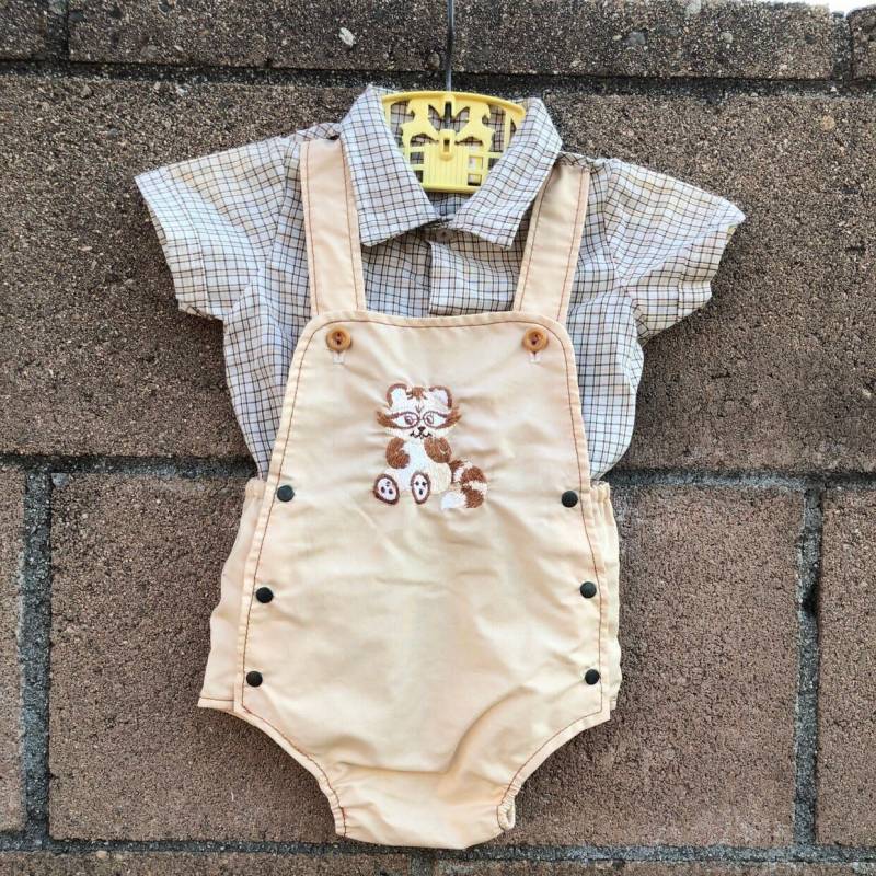 Vintage Baby Junge Strampler Braun Waschbär Plastik Hose Gr 0-3 Meter von Pinkbedazzler