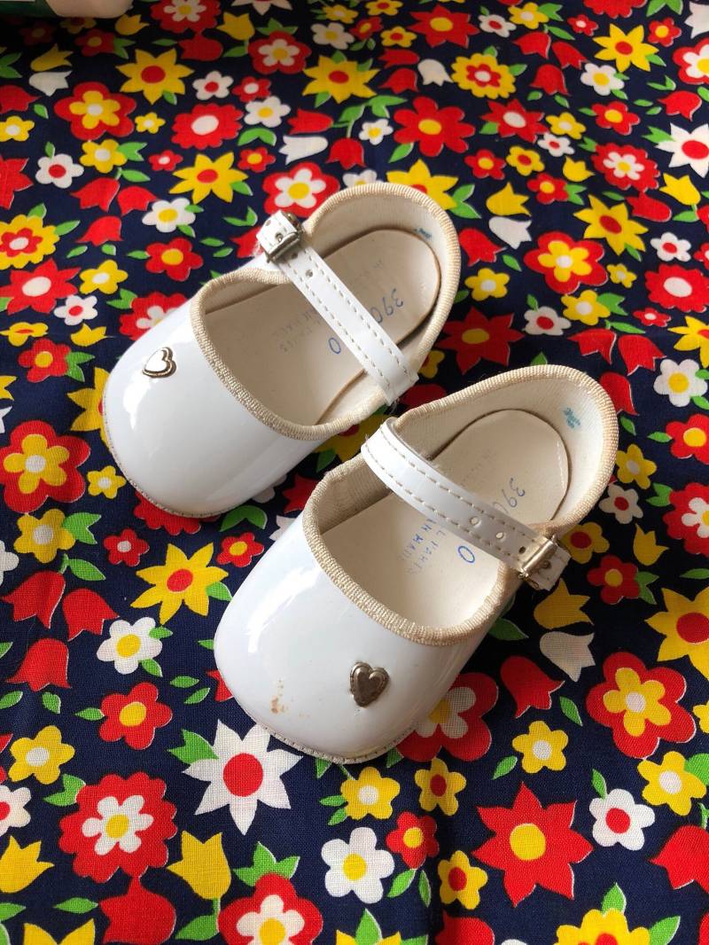 Vintage Baby Mädchen Kleid Krippe Schuhe Weiß Gr. 0 von Pinkbedazzler