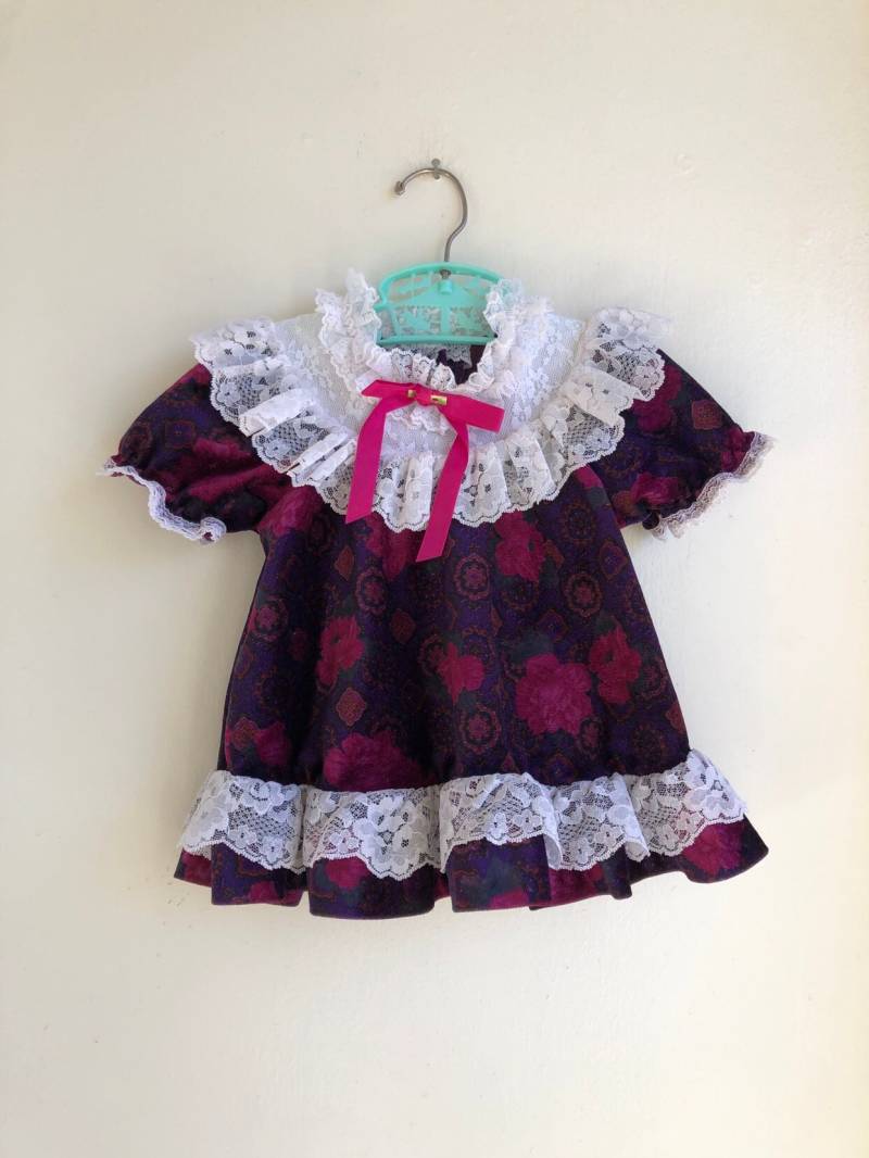 Vintage Evy Geblümtes Samtkleid Gr. 6-12 M, Lila von Pinkbedazzler