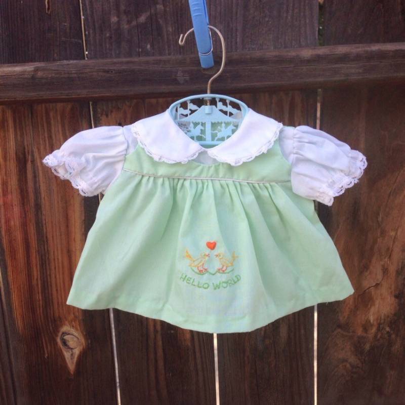 Vintage Kleid Grün Spitze Weiß Schürze Hello World Vögel Herz von Pinkbedazzler