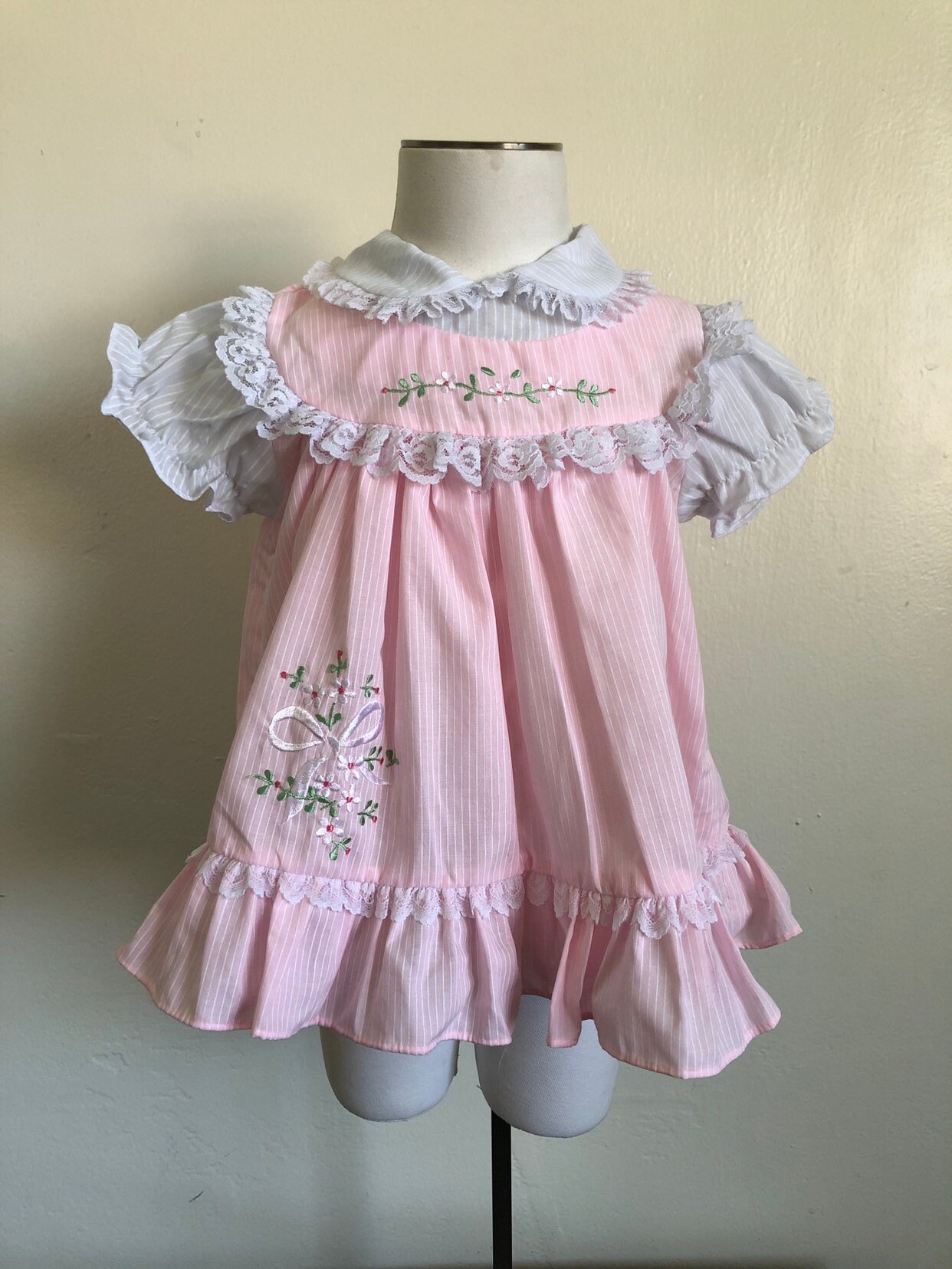 Vintage Kleid Rosa Gestreift Gestickte Blumen Gr 6-12 M von Pinkbedazzler
