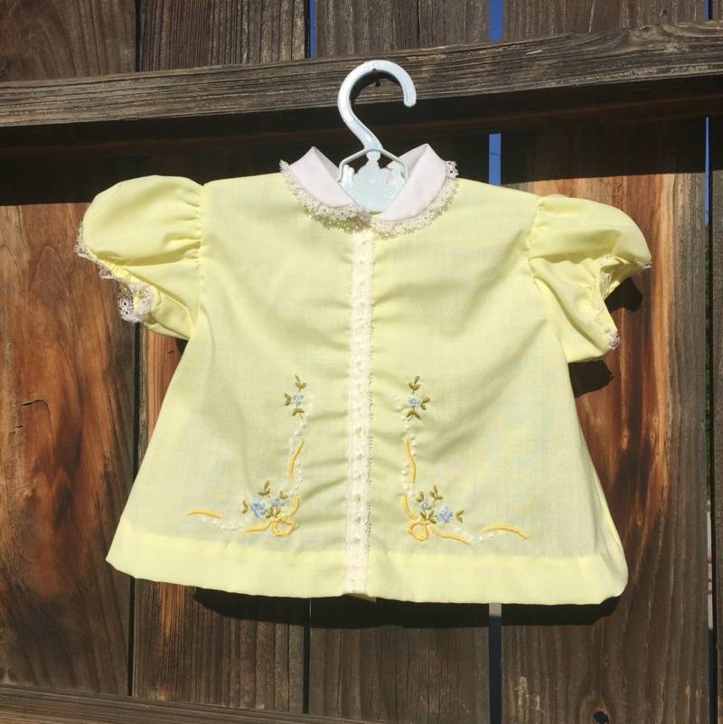 Vtg Baby Mädchen Gelb Kleid Gestickte Blumen Sz 0-6 M Weiß Peter Pan Kragen von Pinkbedazzler