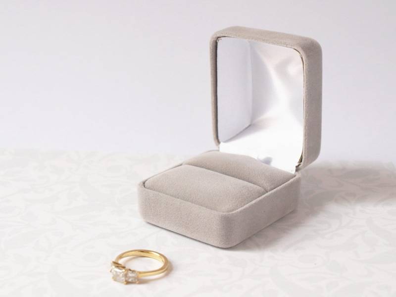 Ringschatulle Aus Silbergrauem Samt - The Norham von Pinkburlesque