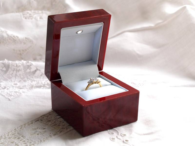 Verlobungsringbox Mit Licht, Ringbox Led Für Vorschläge, Die Leuchten, Farbauswahl von Pinkburlesque