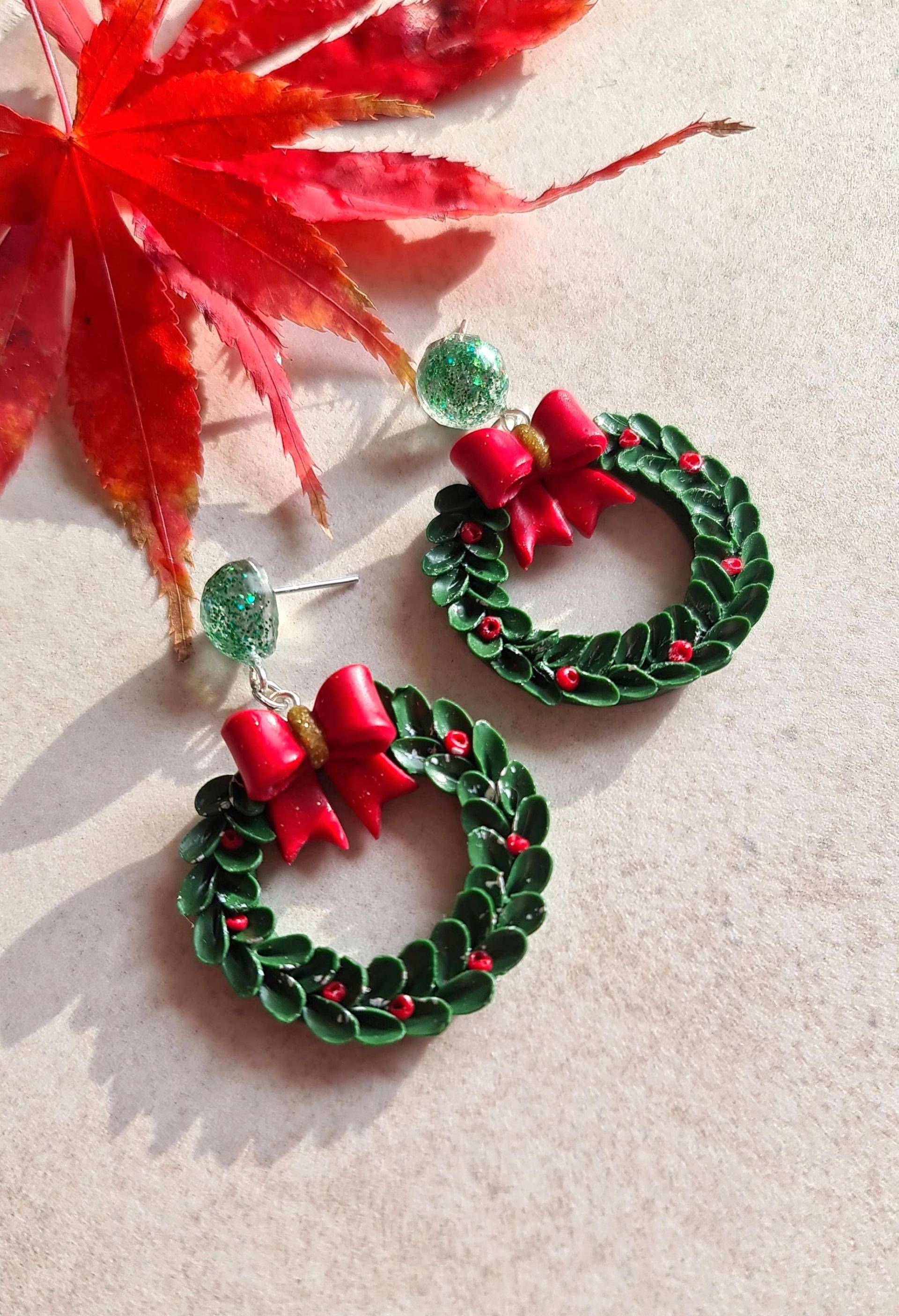 Kranz Ohrringe Aus Polymerclay ~ Trendige Handgemacht Unikatschmuck Geschenk Christmas Vibes Kranz Ohrringe Aus Polymerclay ~ Trendige Handgemacht Unikatschmuck Geschenk Christmas Vibes von LumisDotsClay