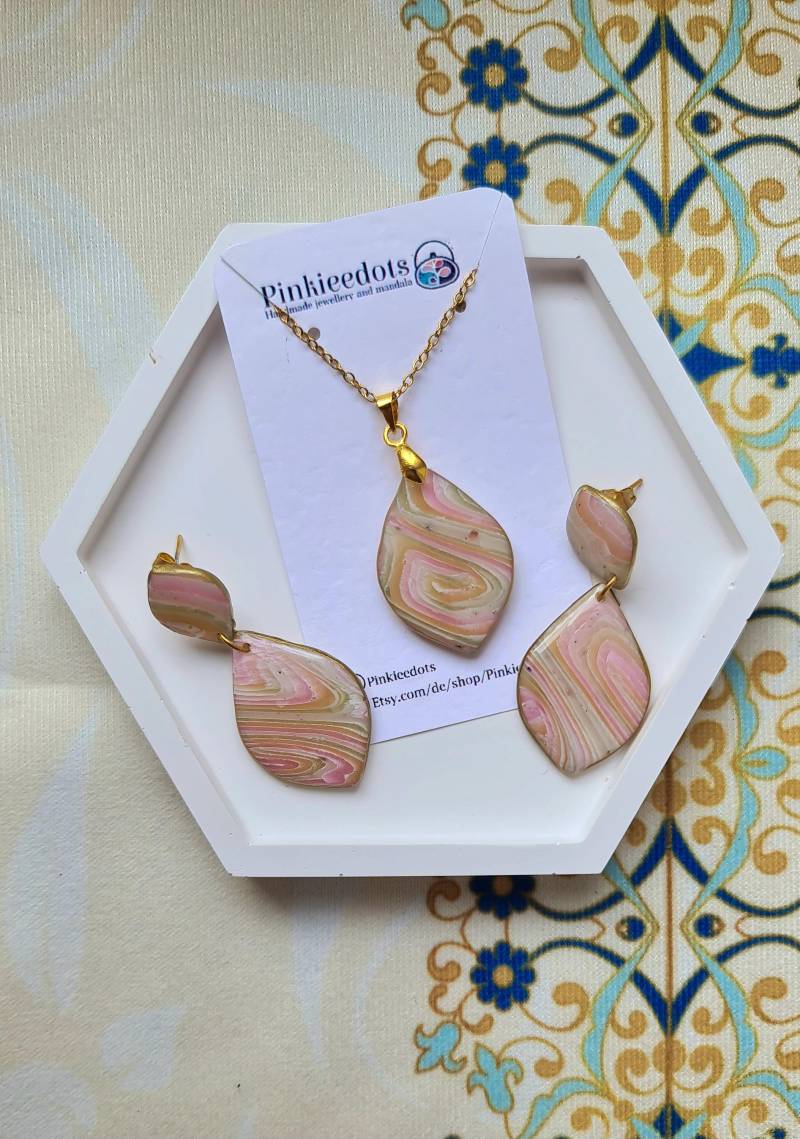 Handgemachte Marmorierte Schmuck Set Aus Polymer Clay Edelstahl Ohrhänger-Halskette, Trendy Schmuck, Einzigartig von LumisDotsClay