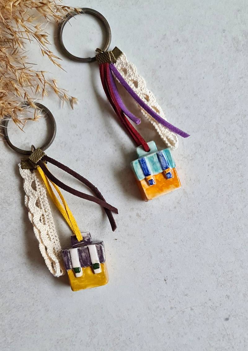 Handgemachte Keramik Tasche Schlüsselanhänger Bunte Schultasche Zubehör Handgemachte Keramik Tasche Schlüsselanhänger Bunte Schultasche Zubehör von LumisDotsClay