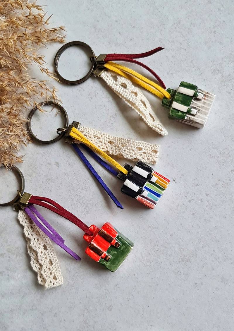 Handgemachte Keramik Schlüsselanhänger - Regenbogen Accessoires Einzigartiges Geschenk Bunter Schultasche Taschendesign Keramikkunst von LumisDotsClay