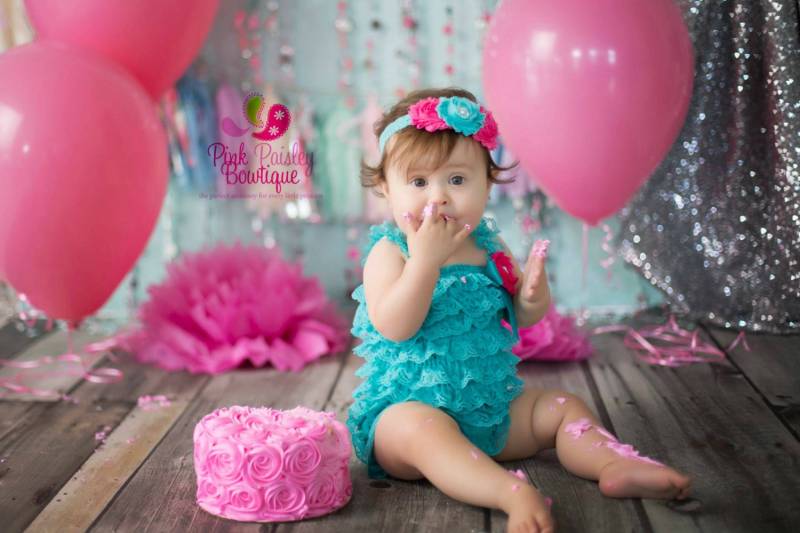 Rüschen-Strampler Set Türkise Spitze, Baby Mädchen Outfit, Stirnband & Barfuß Sandalen von Pinkpaisleybowtique