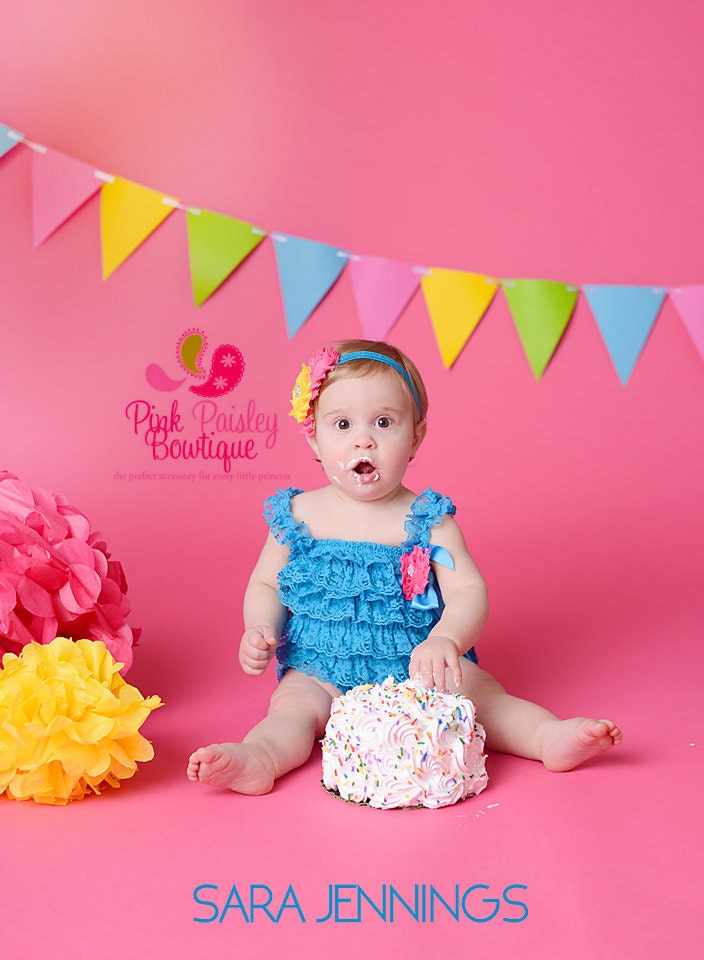 Baby Mädchen Cake Smash Outfit Blauer Spitzen Strampler, Stirnband & Clip Set von Pinkpaisleybowtique